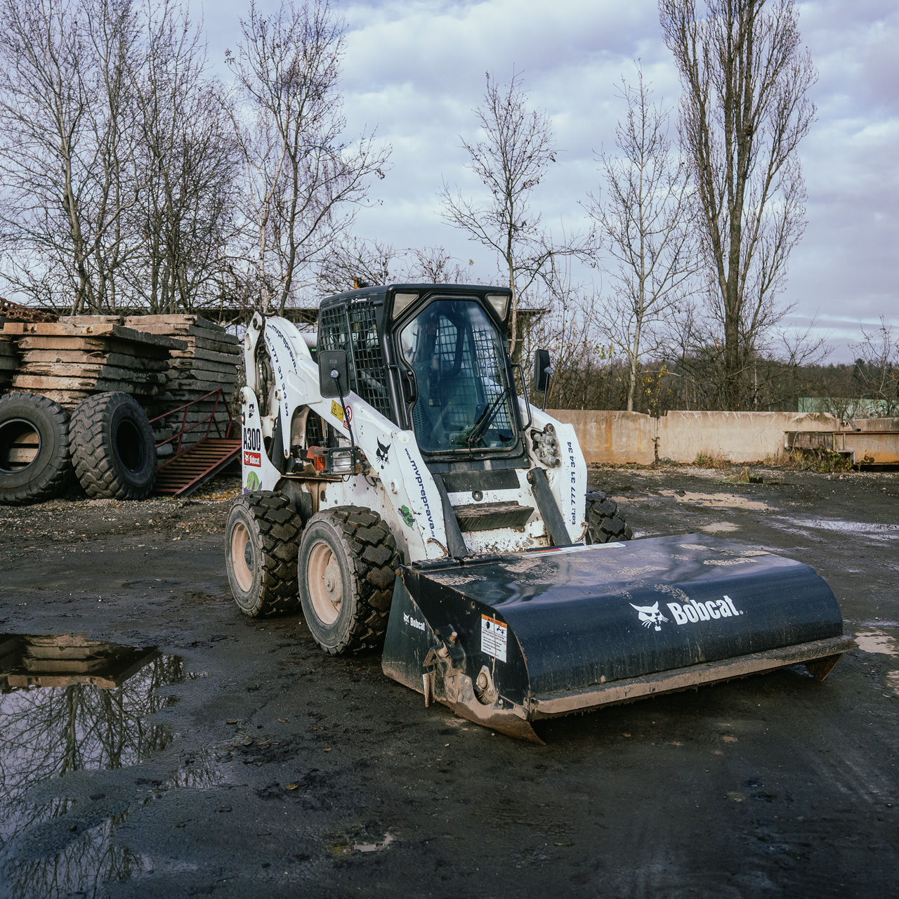 Smykem řízený nakladač A300